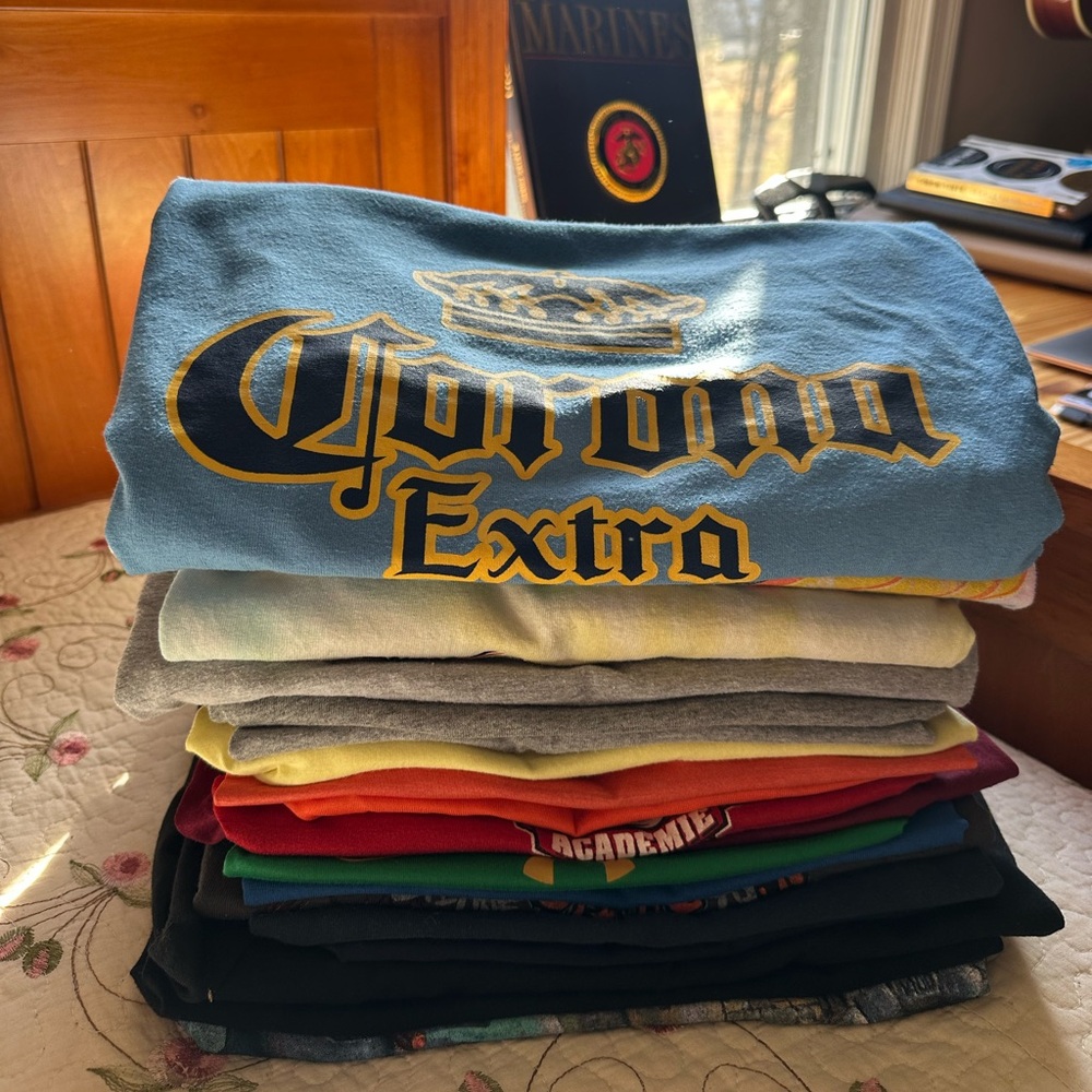 MYSTERY BOX: 19 SHIRTS